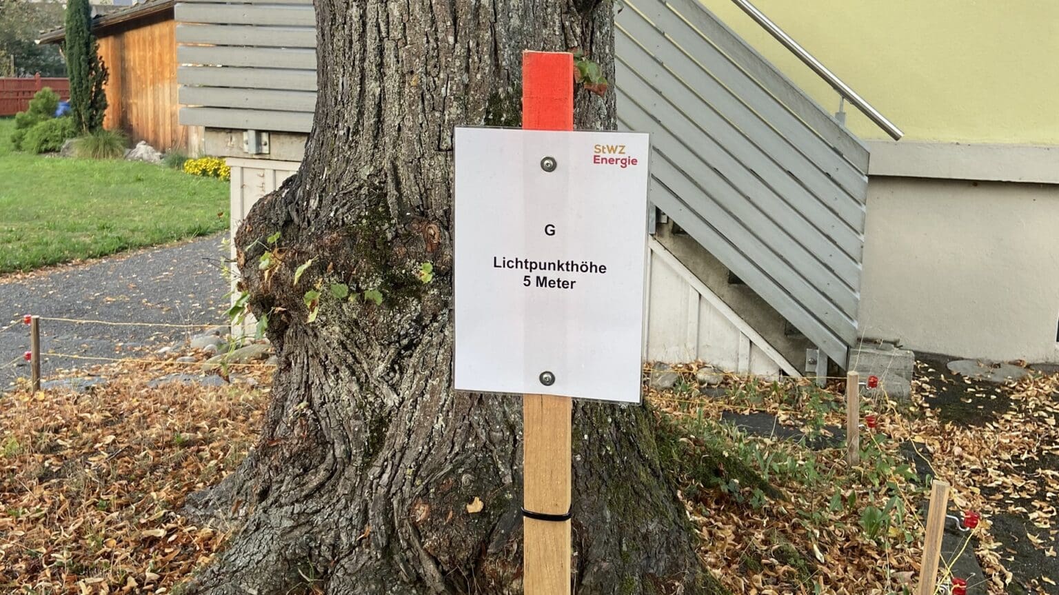 Pflöcke mit Hinweisen zur Lichtpunkthöhe Plan Lumière.