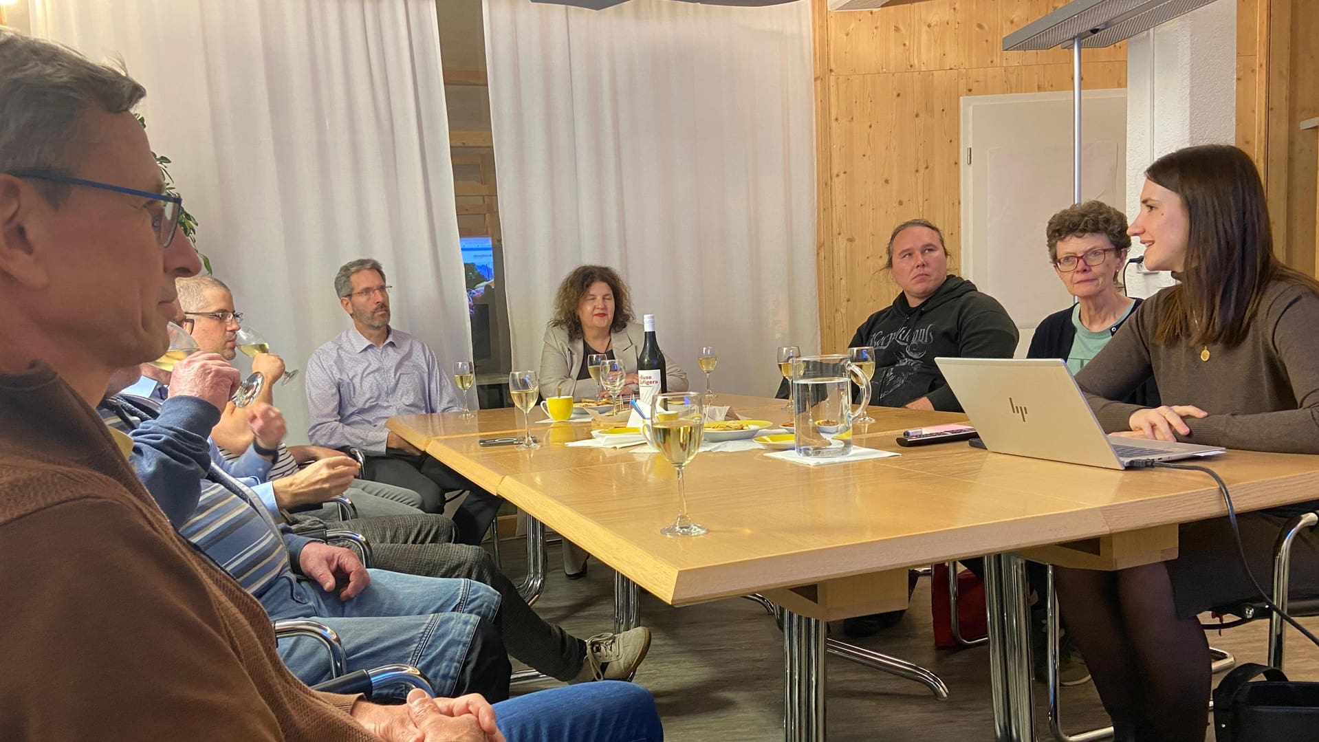 Einwohnerratskandidierende der Stadt Zofingen bei der Nachbesprechung