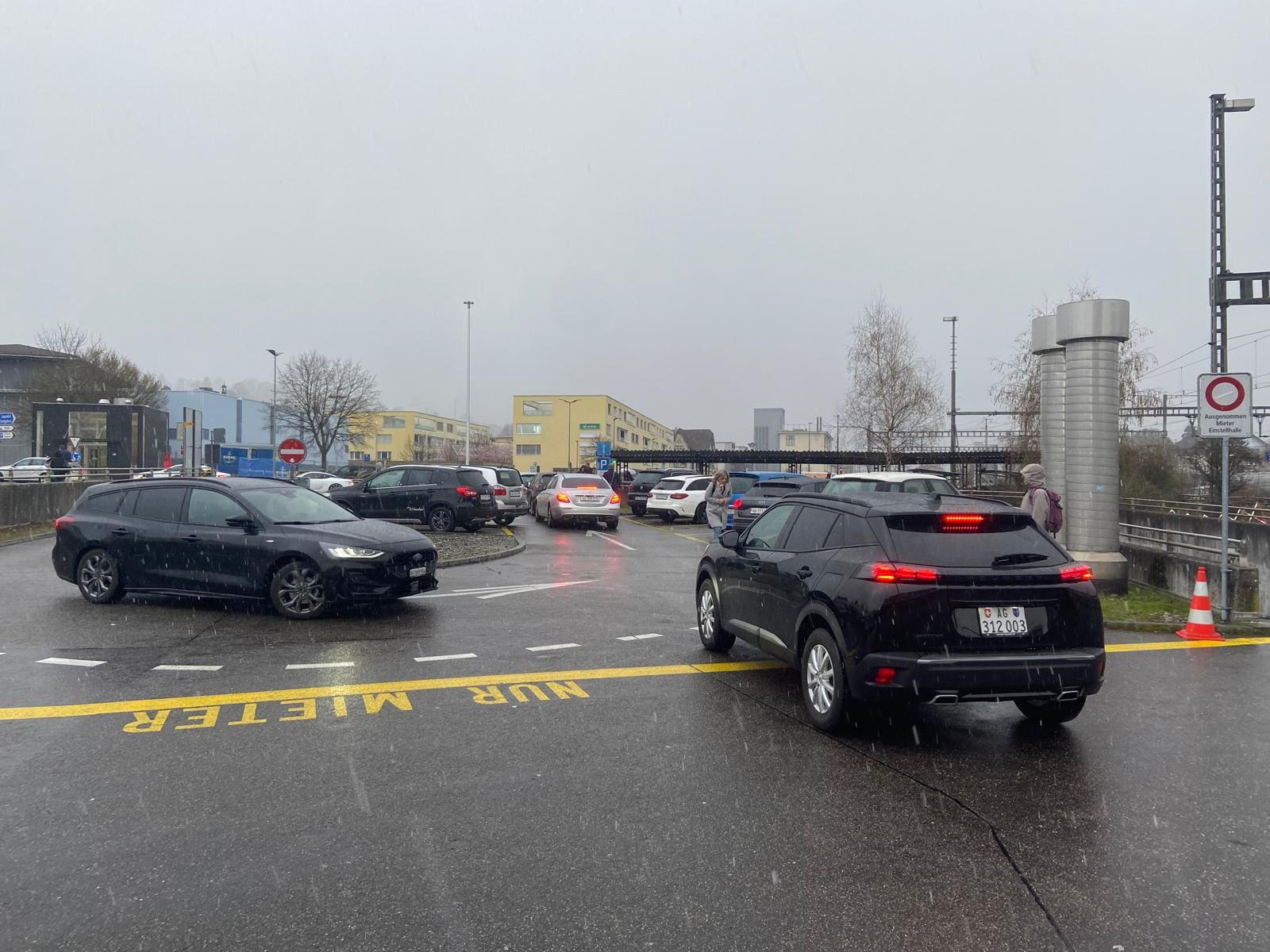 Kurzzeitparkplätze Zofingen mit vielen Autos