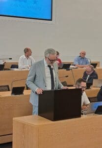 GLP Kantonsrat Dominik Gresch am Rednerpult